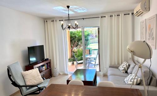 un salon avec un canapé et une table dans l'établissement Albatros Playa 3 - 2507, à Mar de Cristal