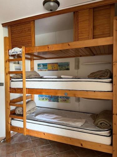 Ce dortoir comprend 3 lits superposés. dans l'établissement T2 Rez de jardin 4 personnes acces direct piscine superbe vue mer / Parking privé ombragé l'AM, à Six-Fours-les-Plages