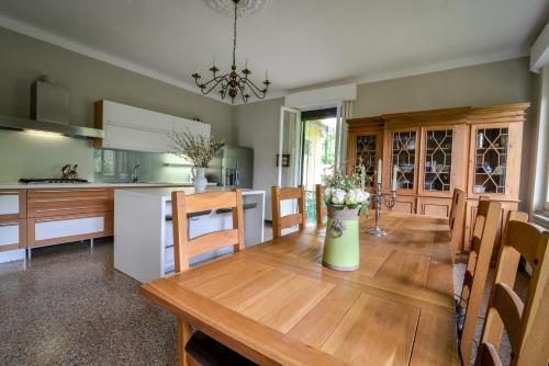 uma cozinha e sala de jantar com mesa e cadeiras em Villa Ariola em Villafranca in Lunigiana