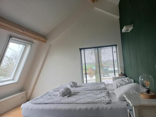 a bedroom with two beds with a cat laying on them at Mooi appartement in een prachtige fiets-wandelomgeving in Abcoude