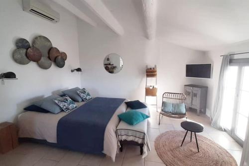 a bedroom with a bed with a blue blanket at Vue imprenable sur la Sorgue in LʼIsle-sur-la-Sorgue