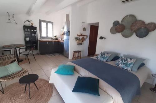 une chambre avec un grand lit et une cuisine dans l'établissement Vue imprenable sur la Sorgue, à LʼIsle-sur-la-Sorgue