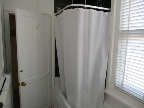 Ένα μπάνιο στο Beautiful Spacious Apartment 1st Floor Sleeps 5