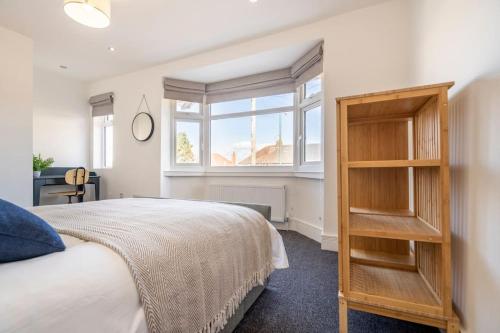 Schlafzimmer mit einem Bett und einem Fenster in der Unterkunft Ansley house in Arley