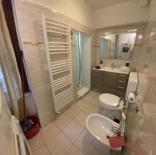 een badkamer met een wit toilet en een wastafel bij Charme Holidays Venice in Venetië