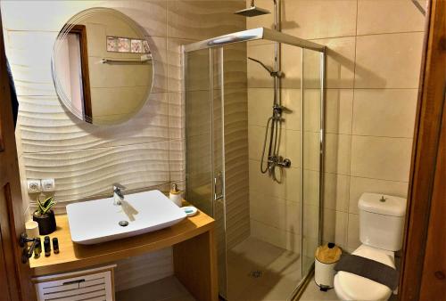 y baño con lavabo y ducha. en Villa Rosemari, Anatoli Apartment en Afráta
