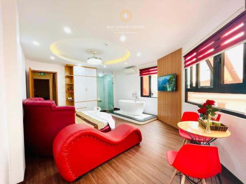 sala de estar con muebles de color rojo y baño. en A&EM VILLA - 133 Tam Khương - by Bay Luxury, en Hanói