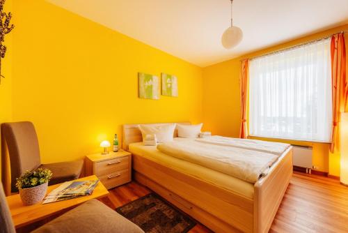 Un pat sau paturi într-o cameră la Ferienwohnung Landgraf