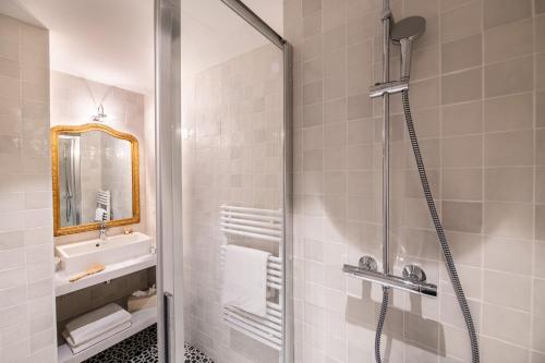 a bathroom with a shower and a sink at Résidences Alticimes in Brides-les-Bains