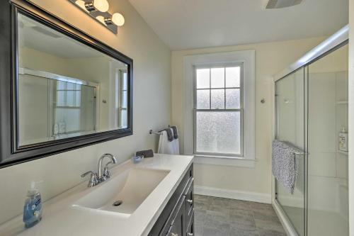 bagno con lavandino, specchio e doccia di Bright Apartment - half Mi to Greenport Harbor! a Greenport