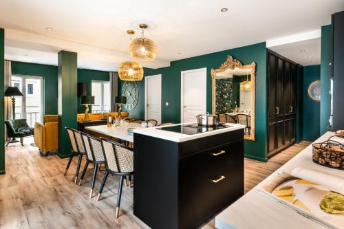 a kitchen and living room with green walls at Résidences Alticimes in Brides-les-Bains