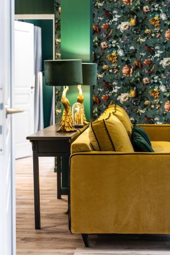 a living room with a couch and a table with a lamp at Résidences Alticimes in Brides-les-Bains