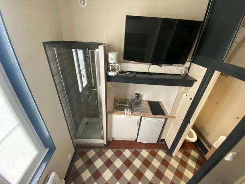 widok z góry na łazienkę z dużym telewizorem w obiekcie Mini studio centre de Rouen - 188 w Rouen