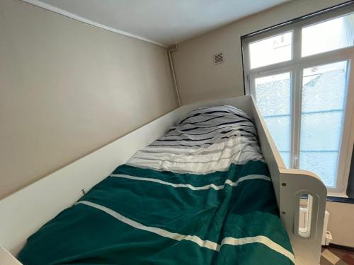 un lit d'hôpital dans une chambre avec fenêtre dans l'établissement Mini studio centre de Rouen - 188, à Rouen