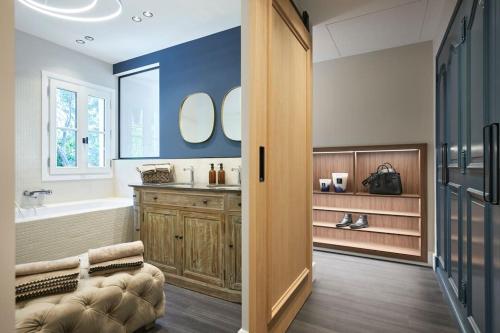 une salle de bain avec une baignoire et un lavabo et une baignoire dans l'établissement Cannes magnifique villa vue mer basse Californie, à Cannes