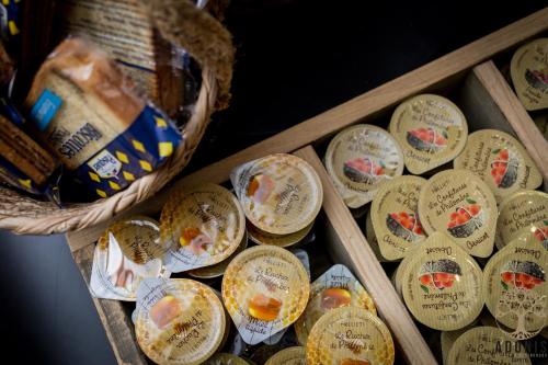 a wooden crate filled with plates of food with a basket at Adonis Gapotel in Gap