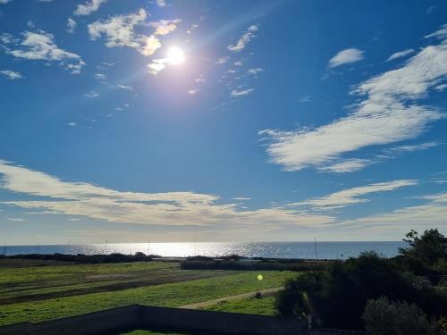 - une vue sur l'océan et le soleil au ciel dans l'établissement Le case di Pat - Casa Marea, à San Pietro in Bevagna