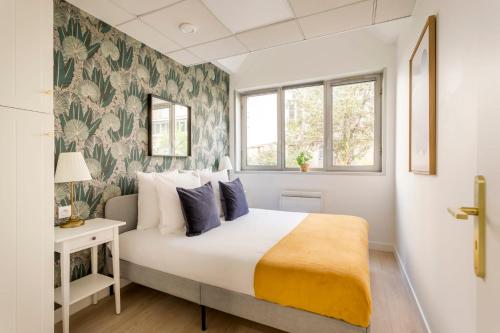 Cosy 3 bedroom 2 bathroom - Eiffel Tower tesisinde bir odada yatak veya yataklar