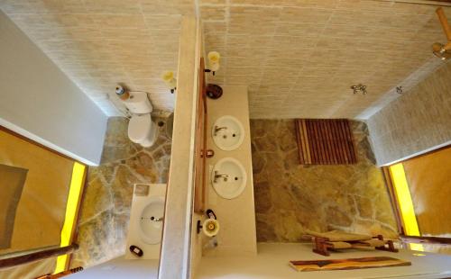 een badkamer met 2 wastafels en 2 toiletten bij Selous Kulinda Camp in Wildreservaat Selous