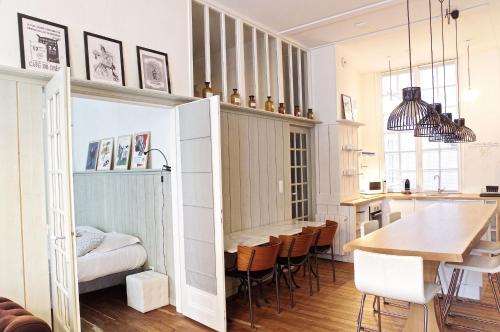 een keuken en eetkamer met een tafel en stoelen bij Galeries - Appartement 2 chambres avec Parking in Bordeaux