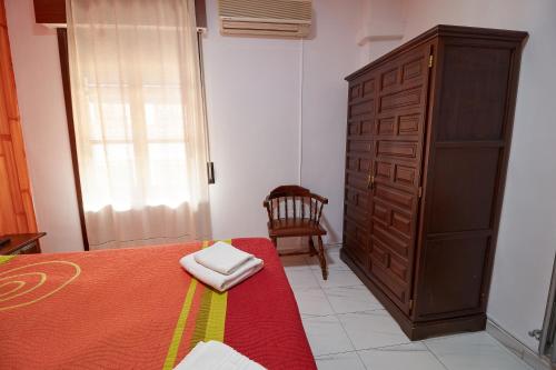 Postel nebo postele na pokoji v ubytování Hotel Virgen de los Reyes