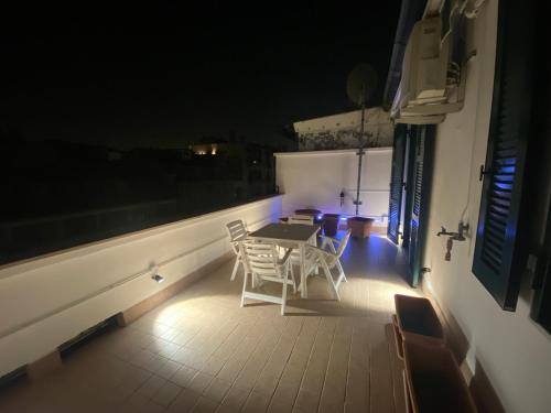 un tavolo e sedie su un balcone di notte di Fashion and Design - terrace in Centrale a Milano