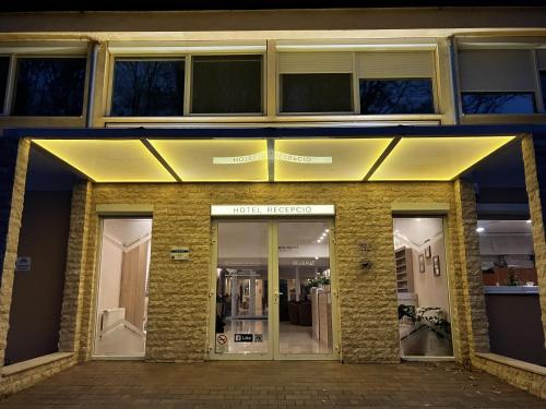 Exteriér alebo vchod do ubytovania Öreg-tó Hotel és Rendezvénytér