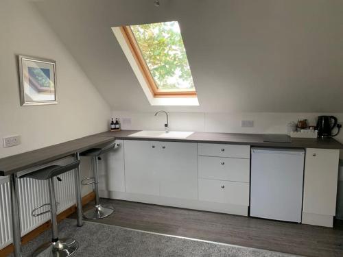 Kuchyň nebo kuchyňský kout v ubytování The Apartment