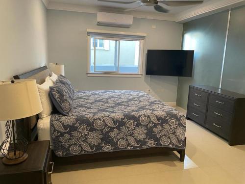 Кровать или кровати в номере Exclusive Holidays at The Marina Villas