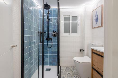 een badkamer met douche en toilet bij Capricho de Quevedo in Sevilla