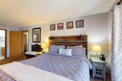 ein Schlafzimmer mit einem großen Bett in einem Zimmer in der Unterkunft Fall Creek Resort Pond View Escape in Branson
