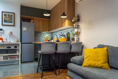 een woonkamer met een bank en een keuken bij Luxury Apartment Ruby in Split