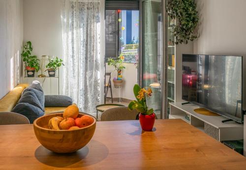 - un bol de fruits sur une table dans le salon dans l'établissement Luxury Apartment Ruby, à Split