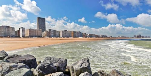 vista su una spiaggia con rocce in acqua di t Hoeveke a Ostenda