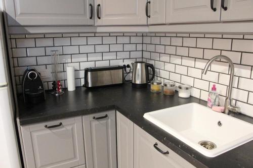 une cuisine avec un évier et un plan de travail dans l'établissement Sweet Virtue-Center of Paris, 2 Bedroom apartment, à Paris