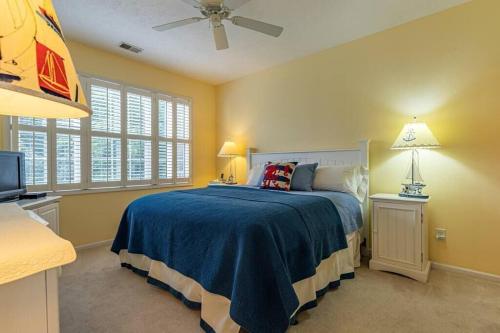 Postel nebo postele na pokoji v ubytování Ocean Keyes #1722:Pool, Beach, Golf Courses, Grills, & WIFI!