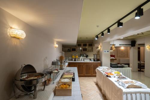 una cocina con una mesa con comida. en Hotel Ntinas en Tríkala