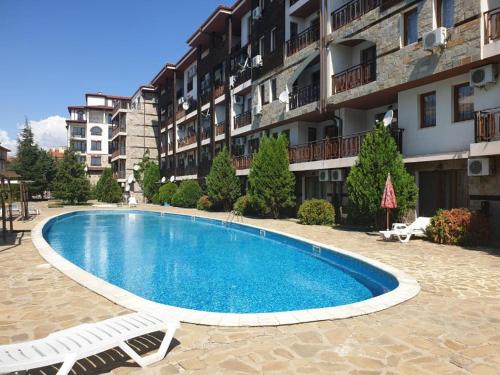 una piscina frente a un edificio en MitProt Panorama Bay 2 luks Apartment ap100, en Sveti Vlas