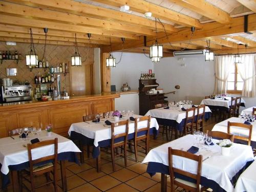 jadalnia ze stołami z białymi obrusami w obiekcie HOTEL LAMOGA w mieście Llavorsí