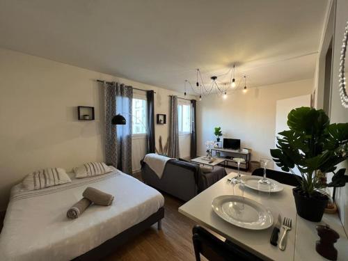 une chambre avec un lit et un salon dans l'établissement Place du marché - Centre Fontainebleau !, à Fontainebleau