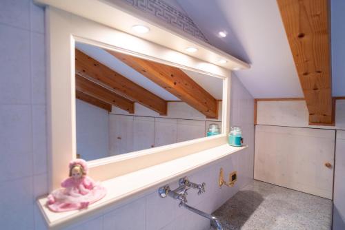 een badkamer met een wastafel en een spiegel bij La casa di Terlago 2 in Trento