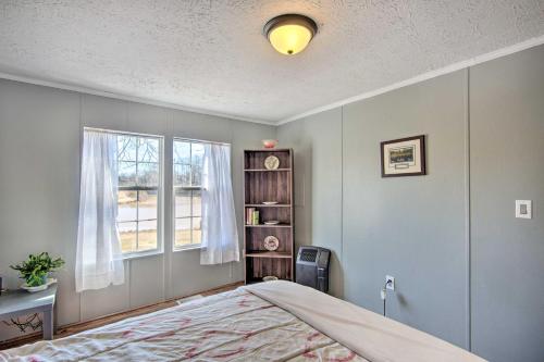 En eller flere senger på et rom på Lakefront Shelby Vacation Rental with Game Room!