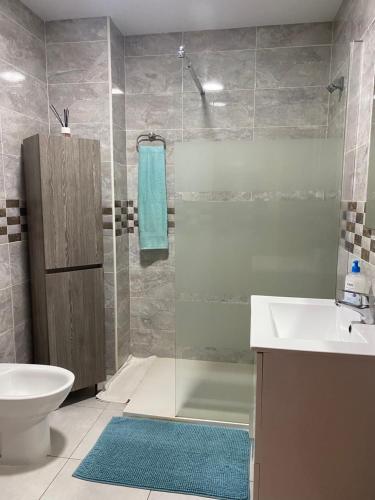uma casa de banho com um chuveiro, um lavatório e um WC. em SaVoa 869 em Gran Tarajal