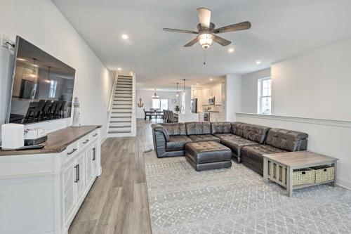 Televisyen dan/atau pusat hiburan di New Townhome Less Than Half Mi to Beach!