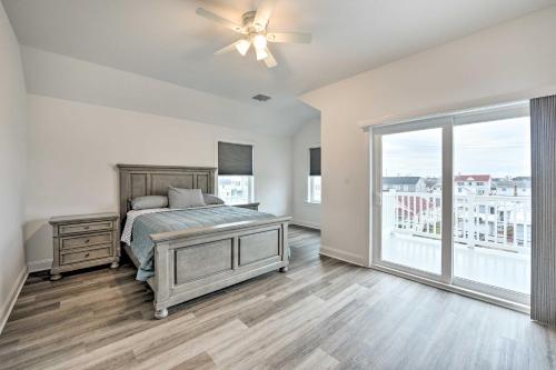 Katil atau katil-katil dalam bilik di New Townhome Less Than Half Mi to Beach!