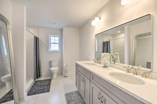 Bilik mandi di New Townhome Less Than Half Mi to Beach!