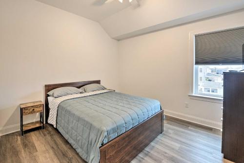Katil atau katil-katil dalam bilik di New Townhome Less Than Half Mi to Beach!