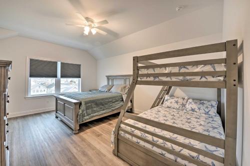 Katil atau katil-katil dalam bilik di New Townhome Less Than Half Mi to Beach!