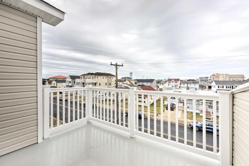 Balkoni atau teres di New Townhome Less Than Half Mi to Beach!