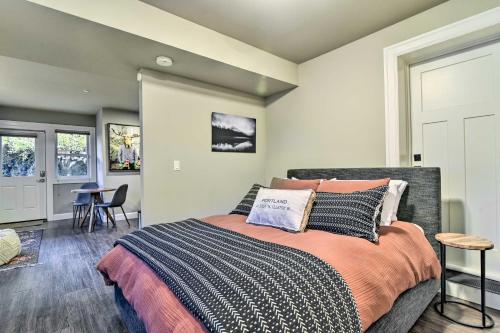 1 dormitorio con 1 cama, mesa y sillas en Walkable Portland Studio Less Than 1 Mi to Dtwn! en Portland